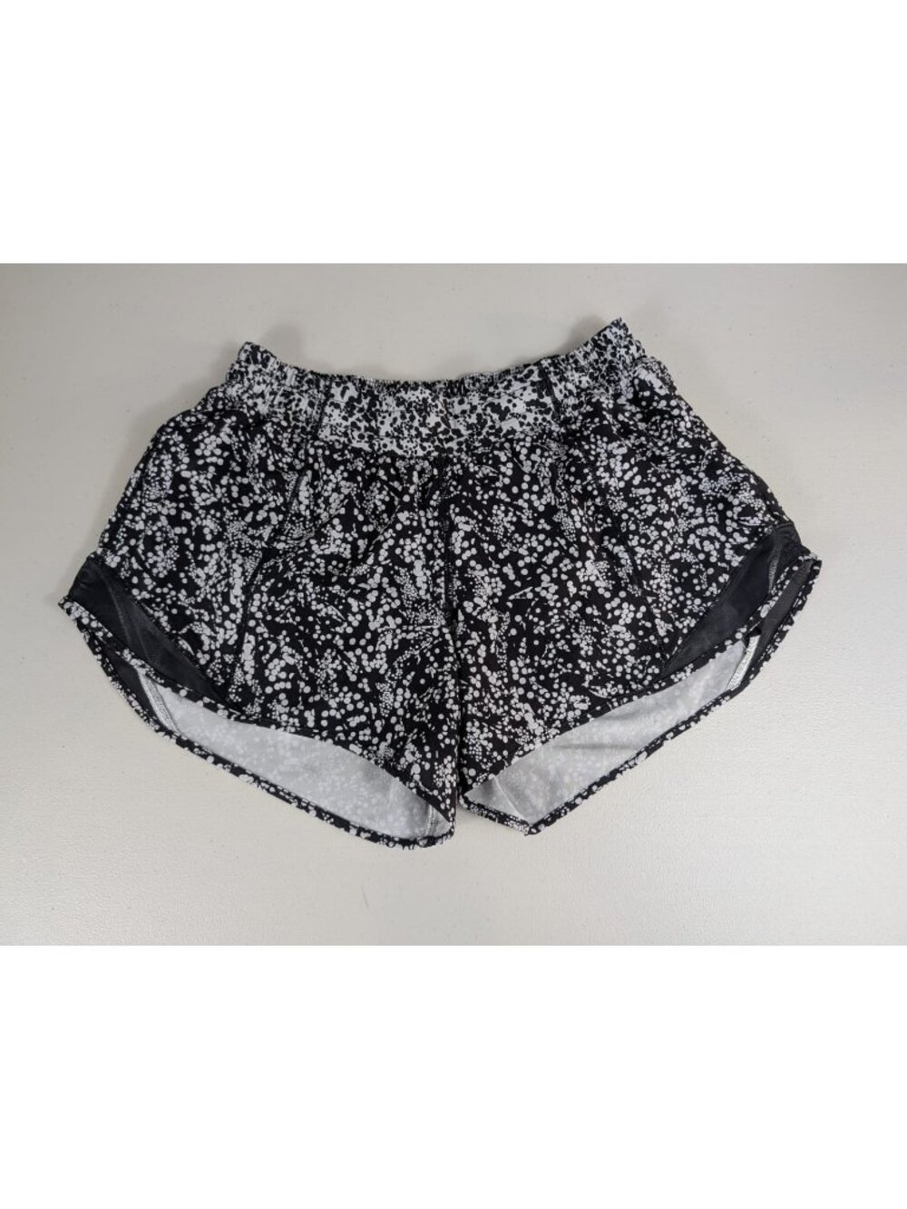 Lululemon Hotty hot shorts in a black/white color pattern women's size 8